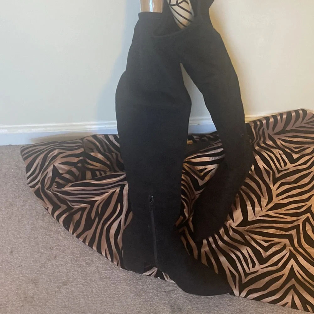 PRE-OWNED STEVE MADDEN BRINKLEY OVER THE KNEE STRETCH BOOT